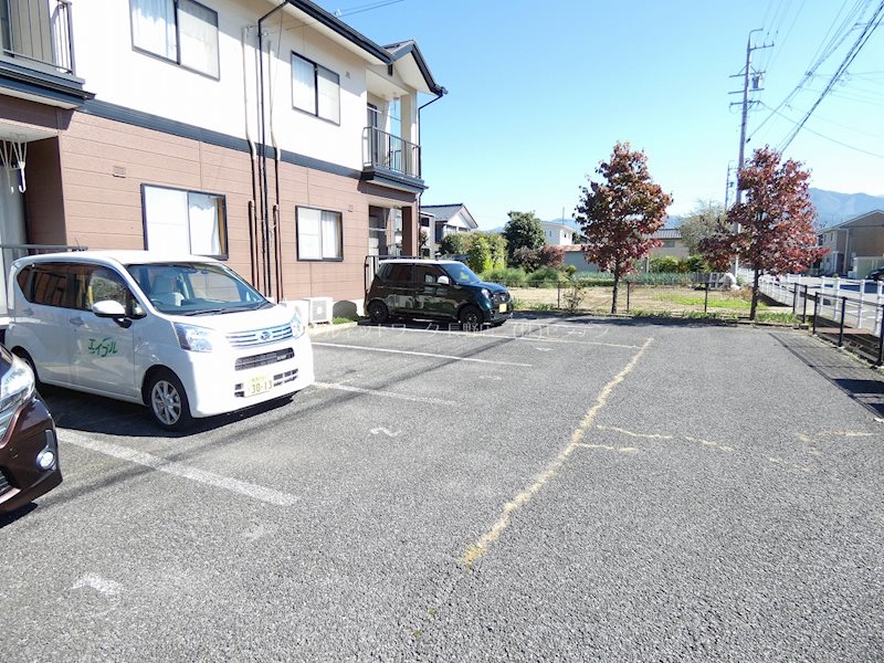 アーバンエルムＢ棟 駐車場