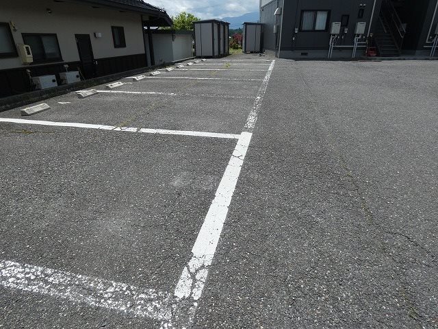 メゾンルミエールＡ 駐車場