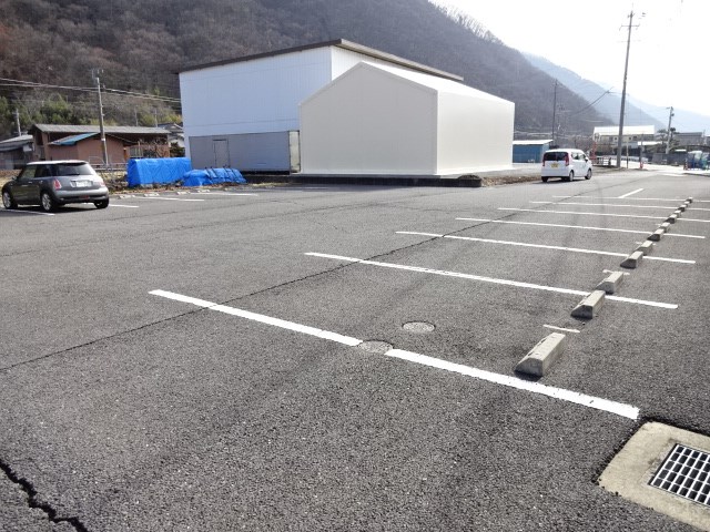 サープラス　ブライト 駐車場