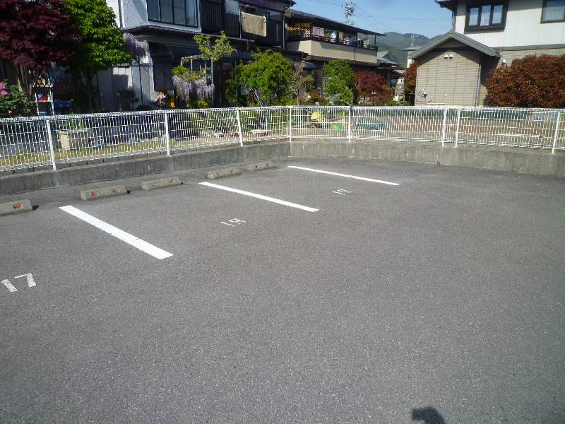 ピュア長地 駐車場