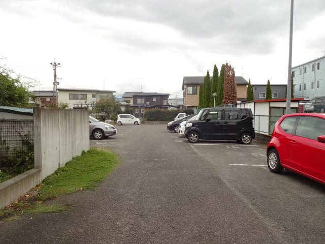 ウッドビレッジ 駐車場