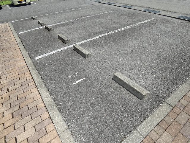 ボーンルリＣ 駐車場