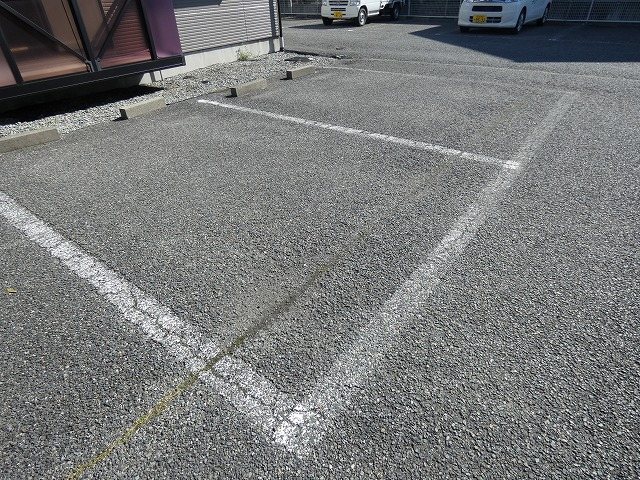 メゾニティ三峯Ｂ棟 駐車場