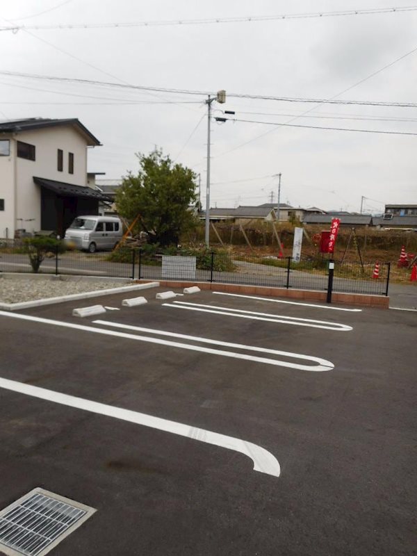 ヴィラ弁天北 駐車場