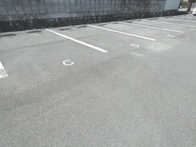 ハイツエーデルワイス 駐車場