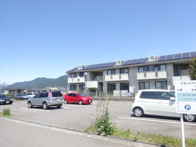 グランドアベニューＢ棟 駐車場
