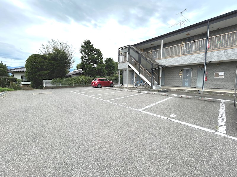 Cadenza　マルヤマ 駐車場