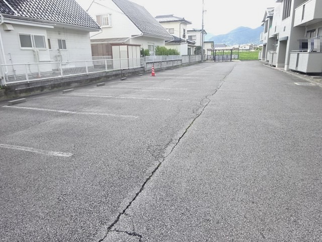 プレシアスコートA棟 駐車場