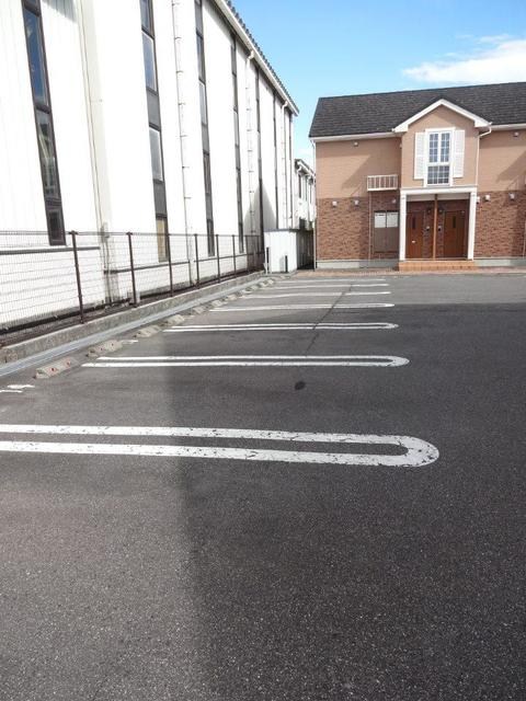 アーバンコートB 駐車場