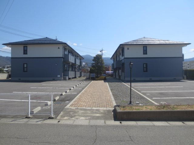 ウィステリア沢村Ａ 駐車場