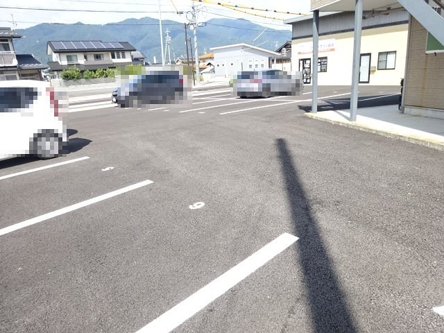 サープラス三好 駐車場