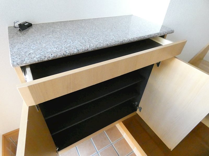 長野県塩尻市広丘堅石 玄関