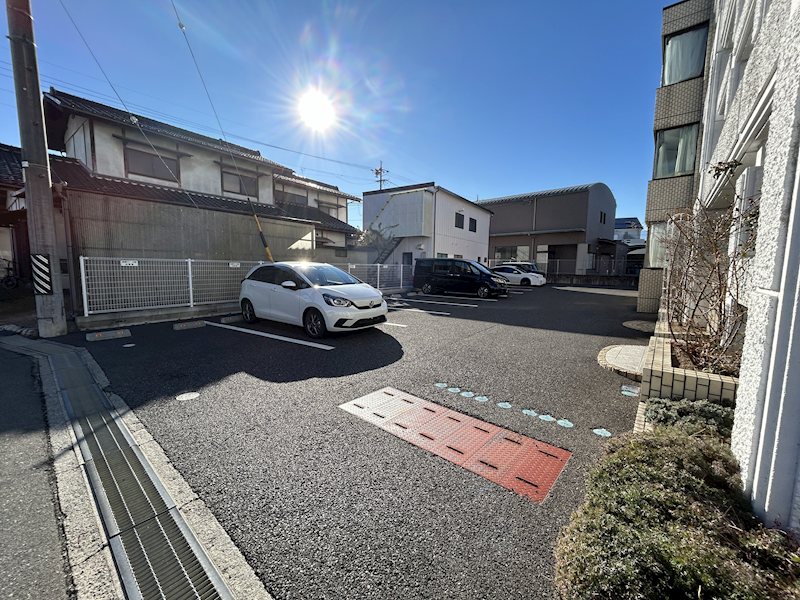 グランメゾン山﨑 駐車場