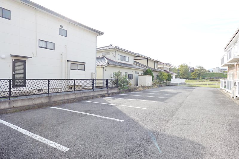 サープラスＴ 駐車場