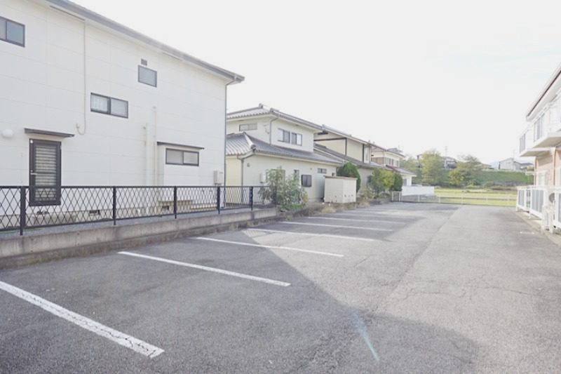 サープラスＴ 駐車場