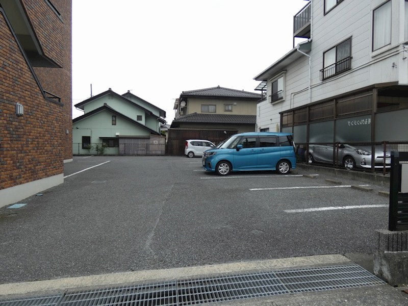 アヴェニール白山 駐車場