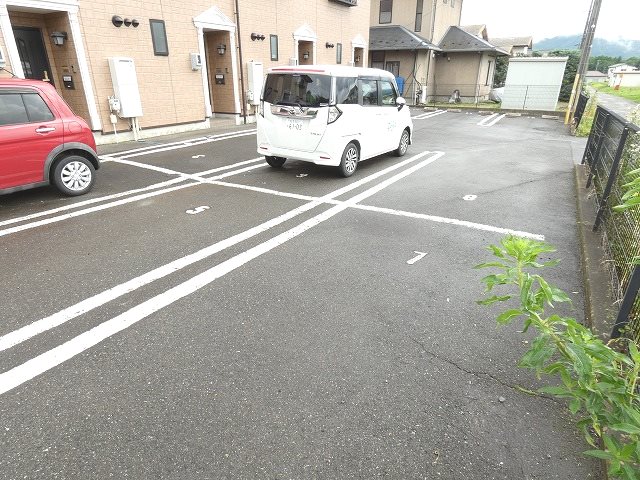 伊那パークマンション 駐車場