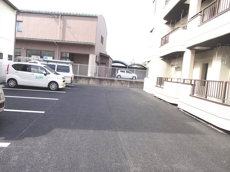 グランメゾン山﨑 駐車場