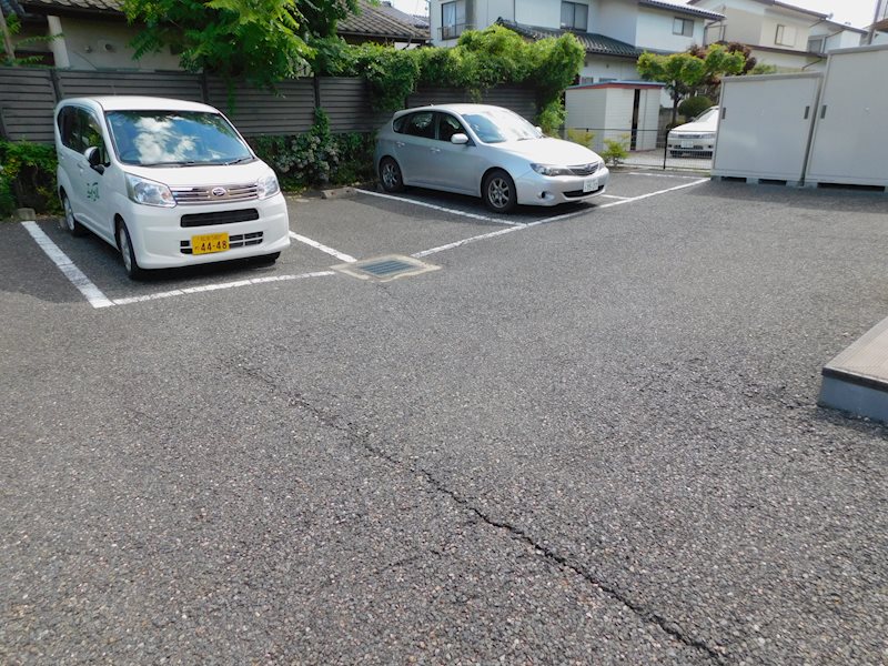 ウエストロード 駐車場