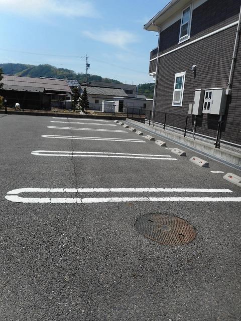 アイリスコートＢ 駐車場