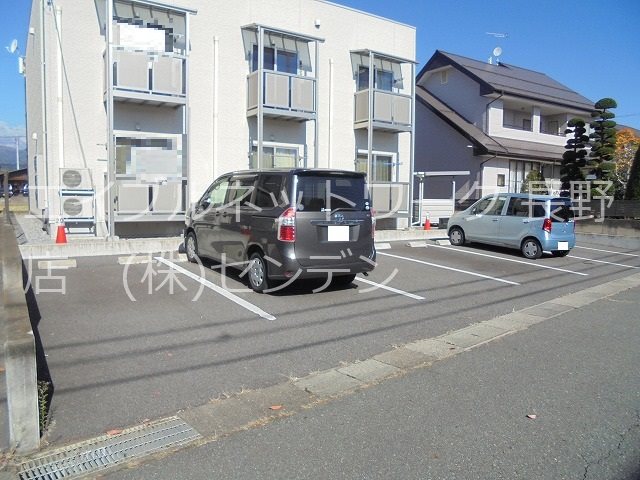 サンレイト中越 駐車場