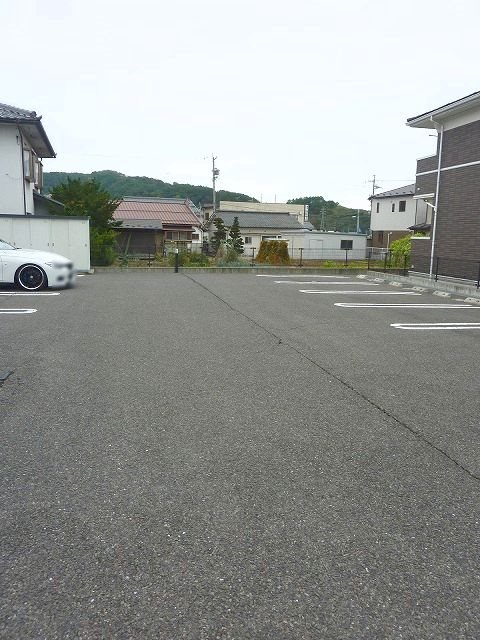 アイリスコートＢ 駐車場