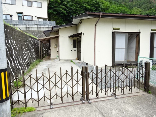 新山ニュータウン平家一戸建 駐車場