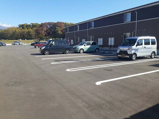 アヴニールB 駐車場