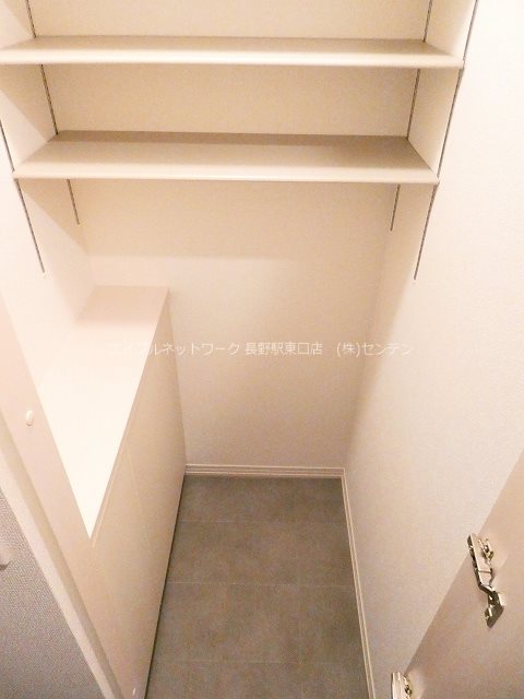 サンセール若里 玄関
