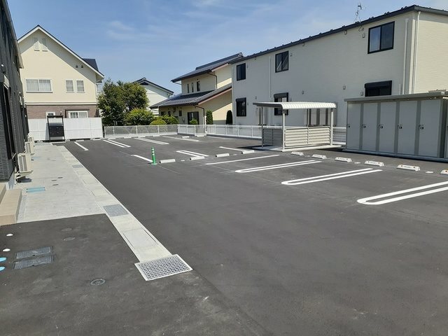 ポミエ 駐車場