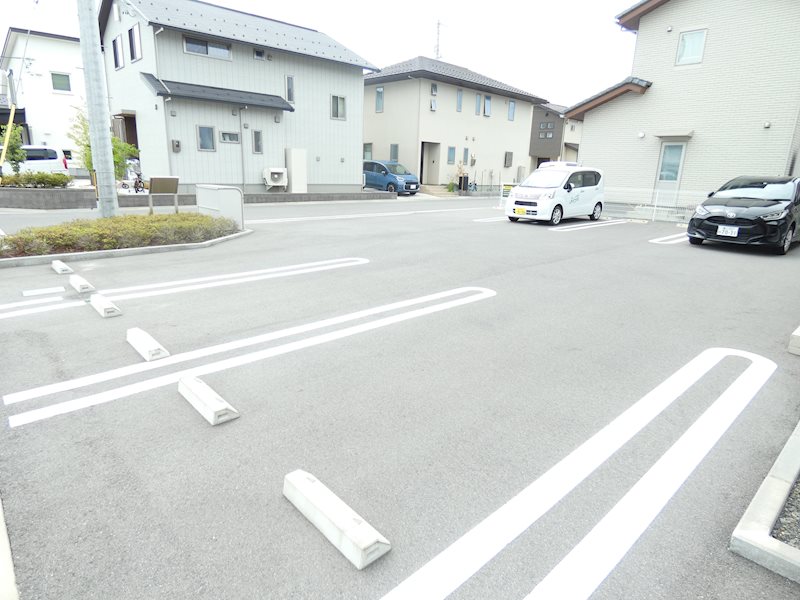 アヴニール 駐車場