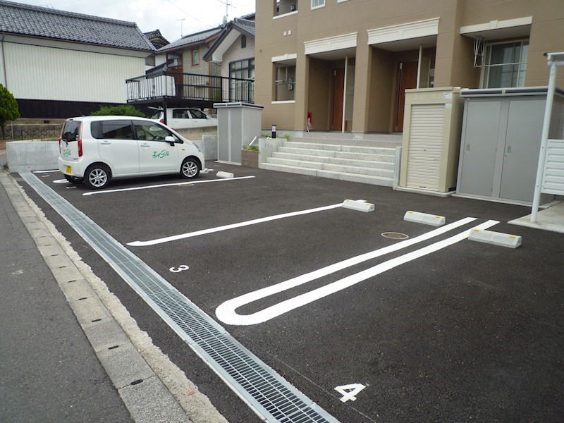 サンシャインヒルズ 駐車場