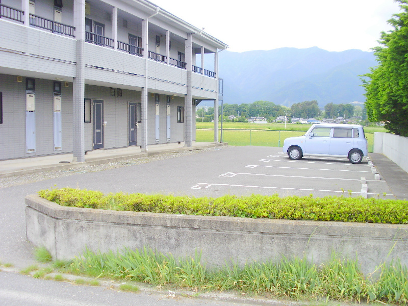 コーポカミニートC 駐車場