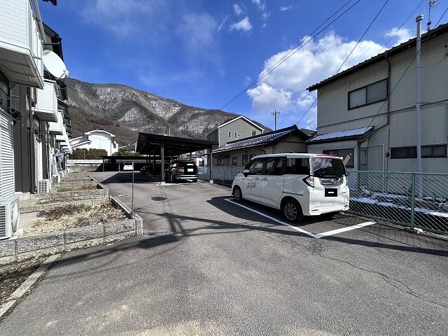 サンテラスルミエール 駐車場