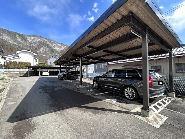 サンテラスルミエール 駐車場