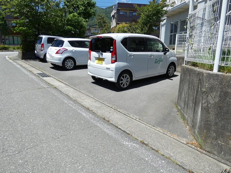 フレグランス白山　 駐車場