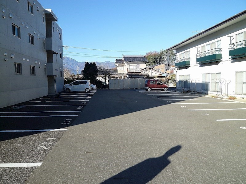 楓青山ハイツＡ 駐車場