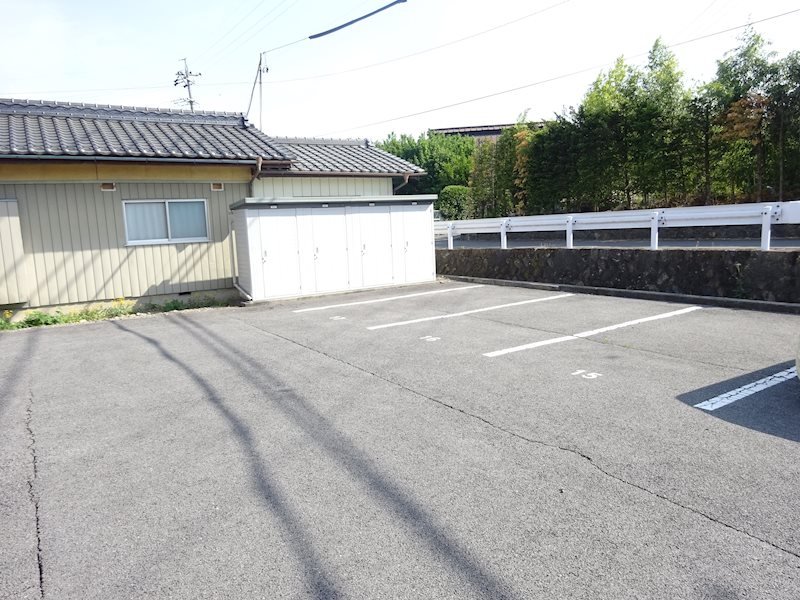 サープラス寿A棟 駐車場