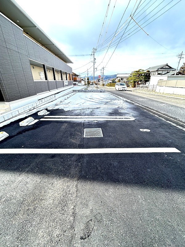 エスポワール岩船C 駐車場