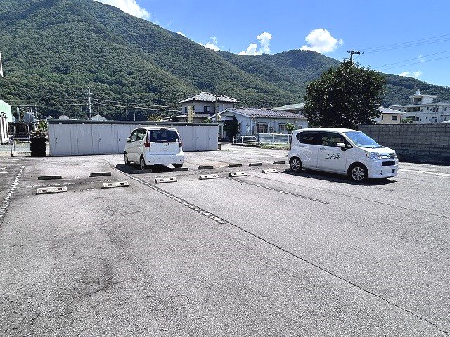 サープラスマロニエ 駐車場