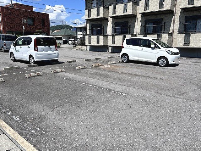 サープラスマロニエ 駐車場