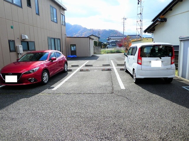 サープラスK&K 駐車場