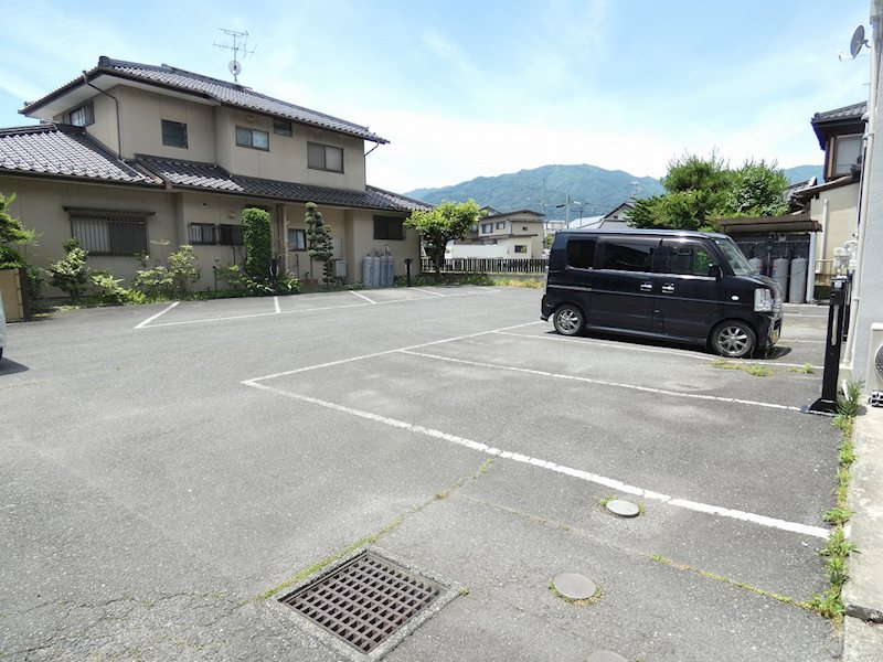 白山ハイツ 駐車場