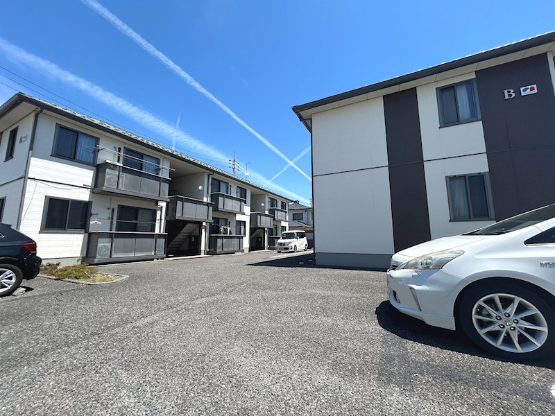 アヴェニールあいＢ 駐車場