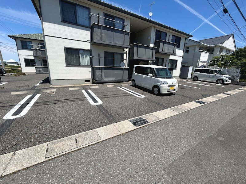 アヴェニールあいＢ 駐車場