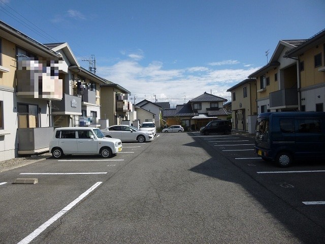 アーバングレイスＣ 駐車場