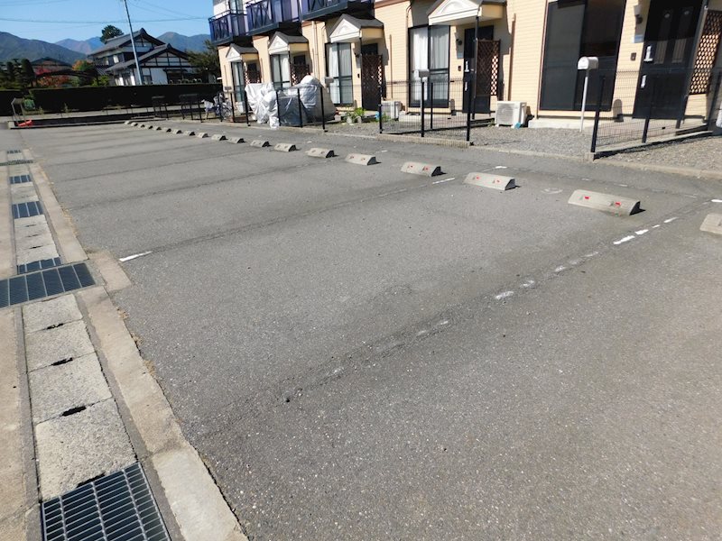 チャーピル東Ａ 駐車場