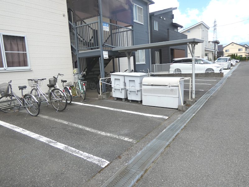ウッドコート広丘 駐車場