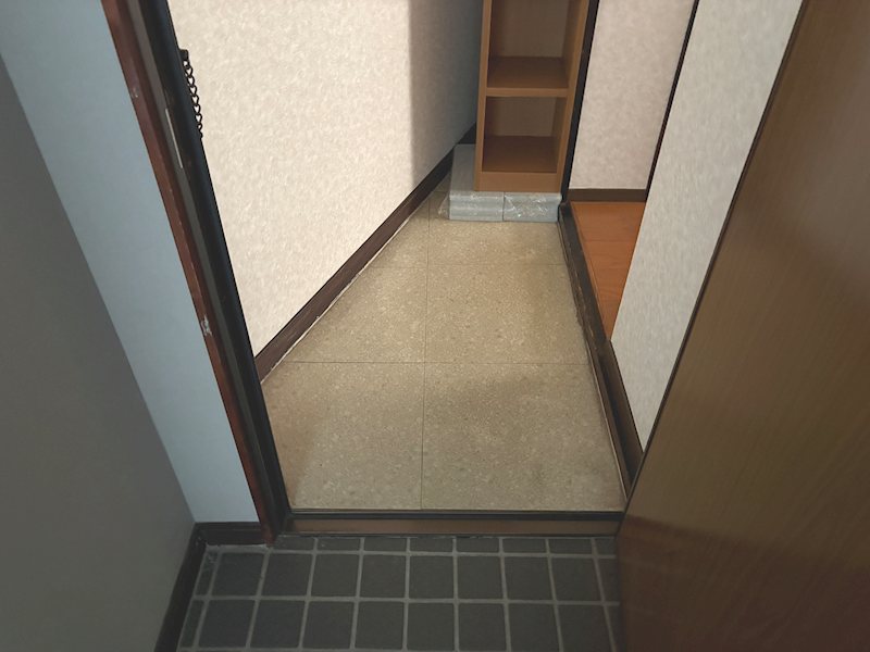 新村ただちやビル 玄関