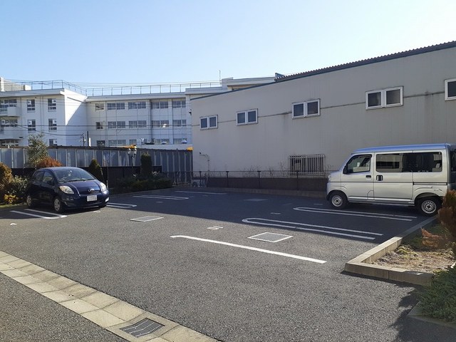 リュミエール　オーブ 駐車場